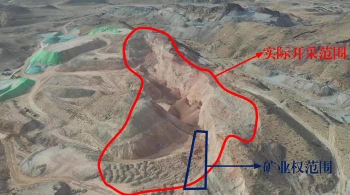 2021年12月11日，督察組使用無人機(jī)拍攝，銅鐵溝礦礦業(yè)權(quán)面積僅6.9畝，越界開采達(dá)182畝，超出26.4倍；實際開采深度達(dá)35米，遠(yuǎn)超采礦許可證允許開采深度要求
