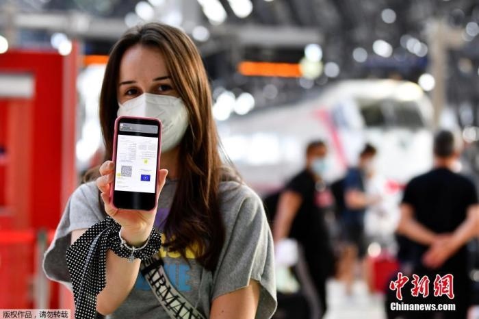 當(dāng)?shù)貢r(shí)間2021年9月1日，意大利米蘭，乘客在火車站出示的健康證明。