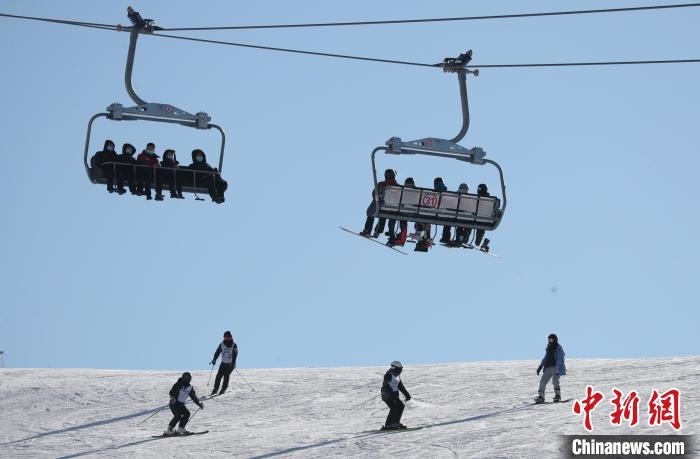 圖為滑雪場現(xiàn)場?！≡S婷 攝
