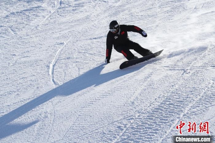 圖為滑雪場現(xiàn)場。　許婷 攝