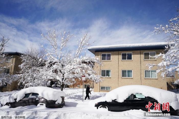 資料圖：當(dāng)?shù)貢r(shí)間2021年3月15日，美國(guó)科羅拉多州丹佛，當(dāng)?shù)赜瓉?lái)強(qiáng)暴風(fēng)雪天氣，城市被積雪覆蓋。