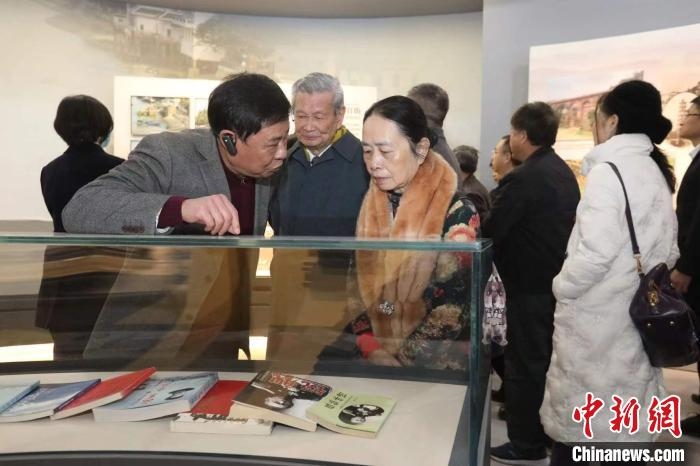 船政后裔在參觀新館?！￡悤造o 攝