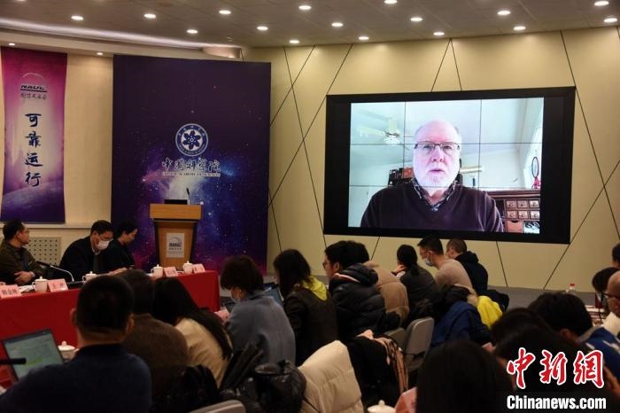 美國伊利諾伊大學(xué)教授理查德？克魯切爾通過視頻點(diǎn)評FAST測量星際磁場最新研究成果。　<a target='_blank' href='/'>中新社</a>記者 孫自法 攝