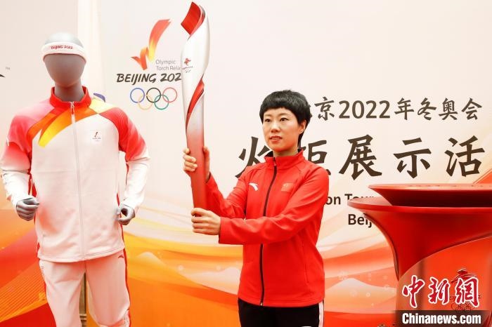 溫哥華冬奧會(huì)冠軍張會(huì)展示北京2022年冬奧會(huì)火炬?！〗x 攝