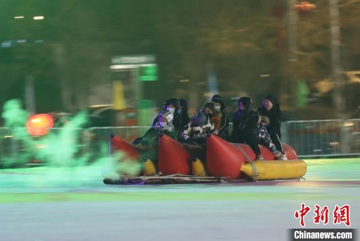 民眾沉醉在冰上香蕉船的快樂(lè)中?！∮诤Ｑ?攝