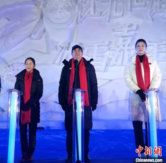 前女排國(guó)家隊(duì)隊(duì)長(zhǎng)奧運(yùn)冠軍惠若琪(右一)，中國(guó)女子田徑競(jìng)走奧運(yùn)冠軍王麗萍(左一)助陣當(dāng)晚活動(dòng)?！≮w桂華 攝