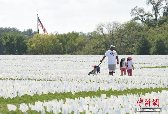 當地時間2021年9月18日，美國首都華盛頓國家廣場上插著數十萬白色旗幟，悼念新冠逝者。這個名為“在美國：銘記”藝術裝置由美國藝術家弗斯滕伯格(Suzanne Firstenberg)策劃，她計劃在兩周內與公眾一起在華盛頓國家廣場插上與美國新冠死亡病例數對應的白旗，以示悼念。 <a target='_blank' href='/'>中新社</a>記者 陳孟統(tǒng) 攝