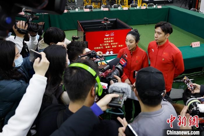 1月5日晚，全力沖刺北京冬奧學(xué)習(xí)座談會在北京舉行。座談會后，中國花樣滑冰雙人滑組合隋文靜、韓聰接受記者采訪。 <a target='_blank' href='/'>中新社</a>記者 富田 攝