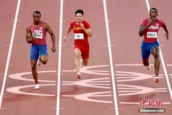 資料圖：北京時間8月1日晚，在東京奧運(yùn)會男子百米決賽中，中國選手蘇炳添以9.98秒的成績獲得第六名，作為首位闖進(jìn)奧運(yùn)男子百米決賽的中國人，他再次創(chuàng)造了歷史。圖為蘇炳添在比賽中。<a target='_blank' href='/'>中新社</a>記者 富田 攝