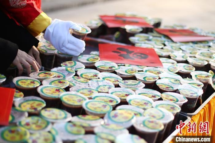 資料圖：工作人員將定制的臘八粥擺放整齊。　泱波 攝