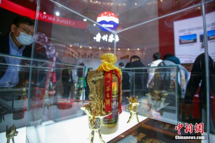 10月19日，天津，參觀者在中國茅臺展位參觀展示的白酒。當(dāng)天，第105屆全國糖酒商品交易會在國家會展中心(天津)啟幕。本屆糖酒會展覽總面積20萬平方米，吸引了來自40多個國家和地區(qū)的3504家參展商參展，共設(shè)置了傳統(tǒng)酒類、葡萄酒及國際烈酒、食品及飲料、調(diào)味品及配料、食品機(jī)械及包裝等展區(qū)。 <a target='_blank' href='/'>中新社</a>記者 佟郁 攝