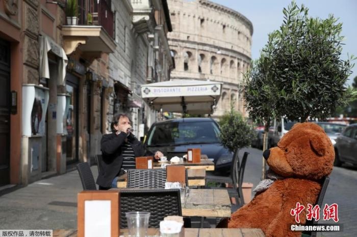資料圖：意大利羅馬斗獸場附近的酒吧，顧客在露臺上喝酒。