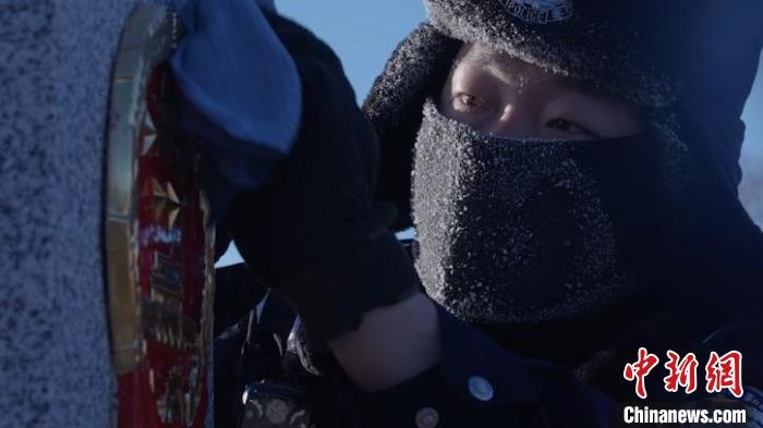 圖為恩和哈達邊境派出所的9名民警踏雪巡邊?！⒕S明 攝