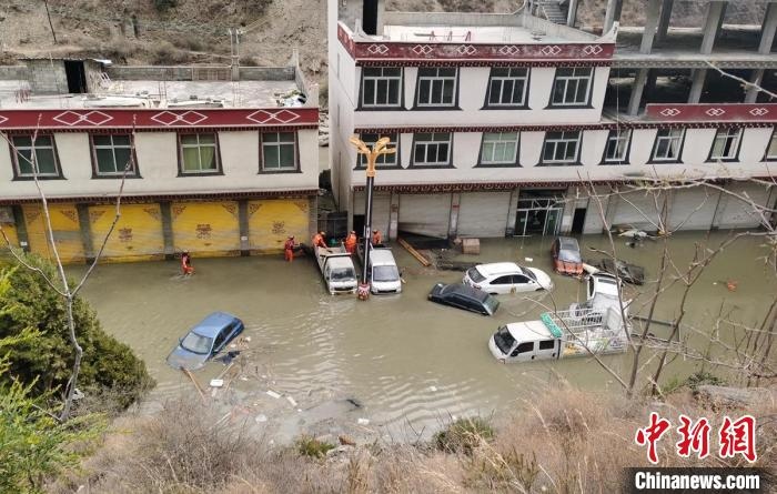 救援人員正在丹巴一處民房被淹處搜尋和轉(zhuǎn)移人員?！≈苡?攝