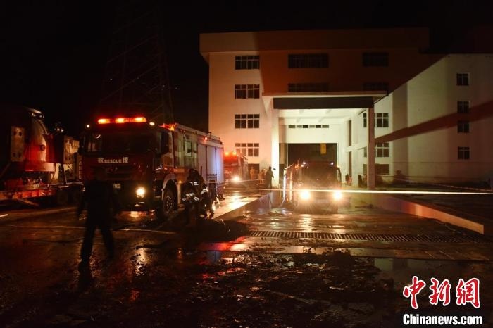 丹巴關(guān)州電站外多臺消防車輛正在開展排水作業(yè)?！≈苡?攝