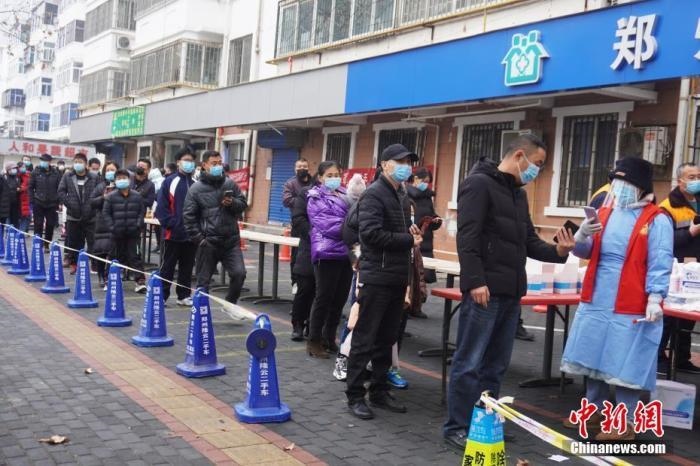 資料圖：1月7日，河南鄭州，市民有序排隊(duì)進(jìn)行核酸檢測(cè)。<a target='_blank' href='/'>中新社</a>記者 劉鵬 攝