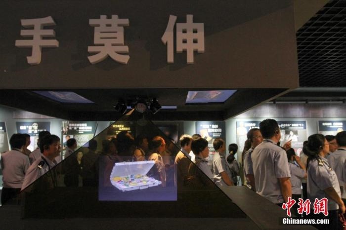 資料圖：2015年10月，海南省公安廳組織黨員干部前往反腐倡廉警示教育基地參觀受教。洪堅(jiān)鵬 攝