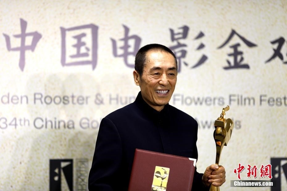 (資料圖：張藝謀以執(zhí)導《懸崖之上》榮膺最佳導演獎。 <a target='_blank' href='/'>中新社</a>記者 呂明 攝)