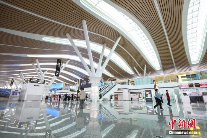 資料圖：貴陽龍洞堡國際機場T3航站樓出發(fā)大廳。 瞿宏倫 攝