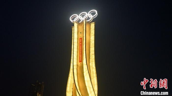 1月25日，由中建二局三公司承建的“海陀塔”順利竣工，奧運(yùn)五環(huán)閃耀延慶冬奧賽區(qū)?！≈薪ǘ秩竟﹫D
