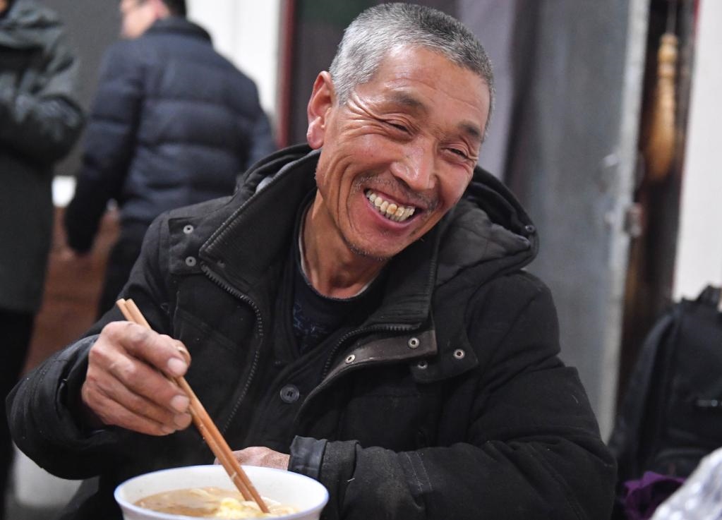 1月26日，山西省汾西縣段村村民蔡文明談起見到總書記的心情，激動(dòng)又開心。新華社記者 柴婷 攝