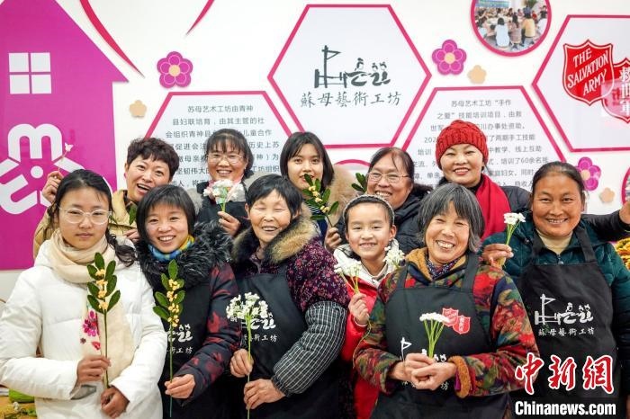 “蘇母藝術(shù)工坊”文創(chuàng)工作室的姐妹們。　古良駒 攝