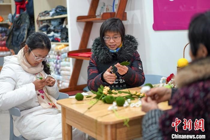 文創(chuàng)工作室的姐妹們正在鉤織月桂葉片?！」帕捡x 攝