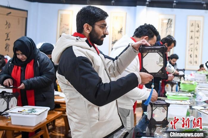 巴基斯坦留學(xué)生制作燈籠?！钊A峰 攝