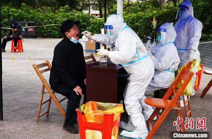 圖為德?？h組織民眾接受核酸檢測?！〉卤？h融媒體中心供圖