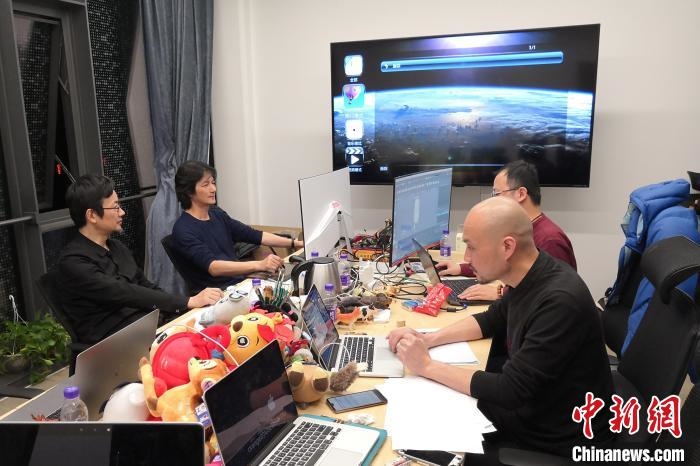 廣州美術學院曹雪、劉平云帶領的設計團隊對北京冬奧會吉祥物加班加點進行修改設計。(資料圖) 劉平云供圖