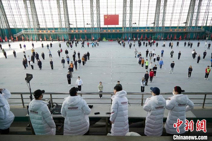 北京冬奧會(huì)閉幕式開始前，演員們?cè)谶M(jìn)行排練。　張文海 供圖