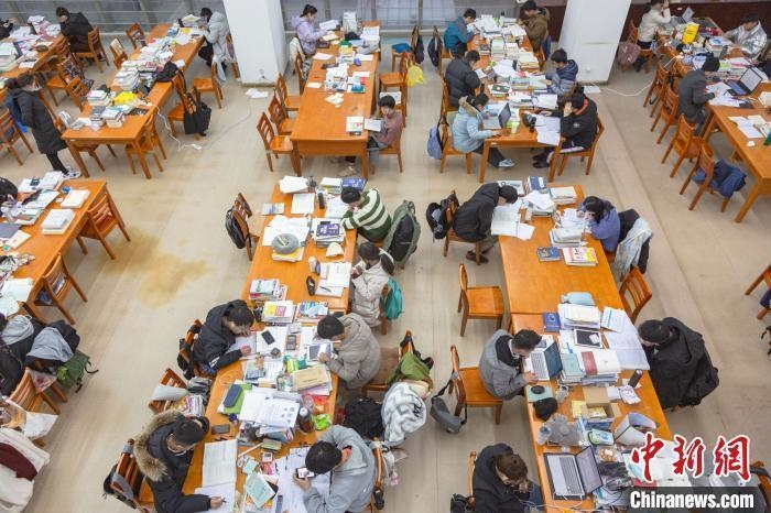 資料圖：南昌大學(xué)圖書館自習(xí)室內(nèi)，考生正在緊張復(fù)習(xí)?！⒘?攝