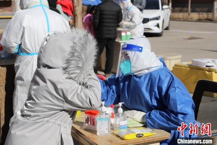 呼和浩特市民做核酸?！埩只?攝