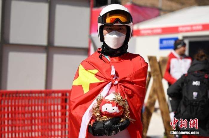 3月6日，中國選手梁景怡在賽后手捧吉祥物。當(dāng)日，北京2022年冬殘奧會殘奧高山滑雪男子超級大回轉(zhuǎn)-站姿決賽在國家高山滑雪中心舉行，中國選手梁景怡奪得冠軍。 <a target='_blank' href='/'>中新社</a>記者 劉冉陽 攝 　