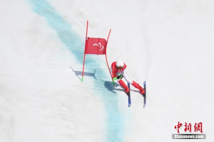 3月6日，中國選手梁景怡在比賽中。當(dāng)日，北京2022年冬殘奧會殘奧高山滑雪男子超級大回轉(zhuǎn)-站姿決賽在國家高山滑雪中心舉行，中國選手梁景怡奪得冠軍。 <a target='_blank' href='/'>中新社</a>記者 劉冉陽 攝 　