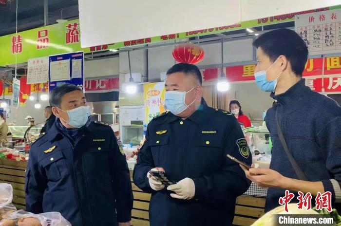 圖為執(zhí)法人員進(jìn)行調(diào)查?！±铈面谩z