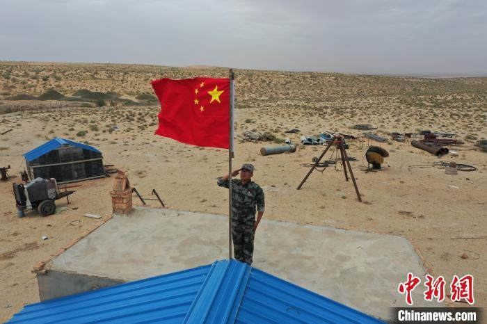 圖為每天升旗是謝寶民的必修課?！∈茉L者供圖