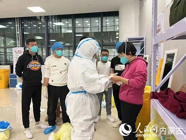 醫(yī)護人員正在方艙醫(yī)院工作。呼和浩特市第一醫(yī)院供圖
