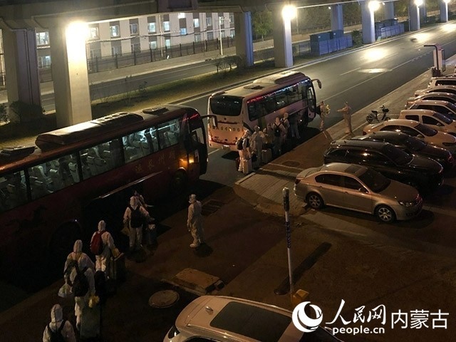 高校學(xué)生有序登車，前往隔離點(diǎn)。內(nèi)蒙古教育廳供圖
