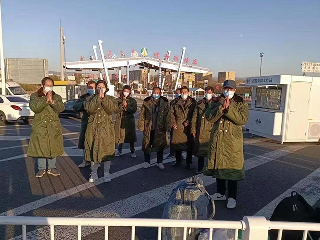 護(hù)送農(nóng)民工安全返鄉(xiāng)。賽罕區(qū)民政局供圖