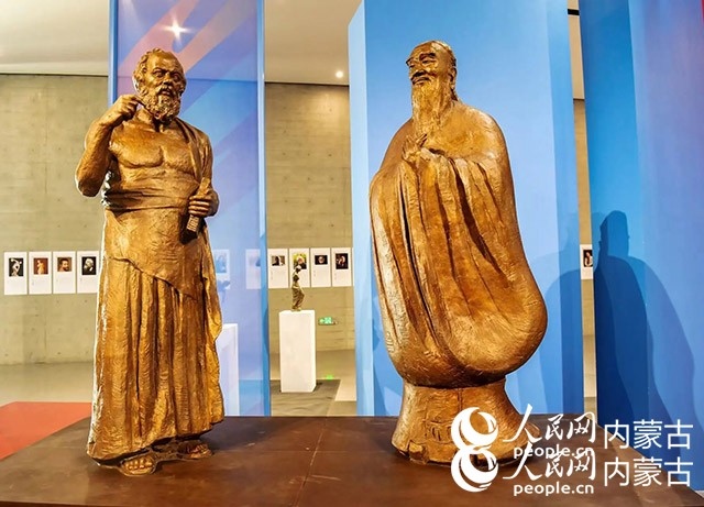 吳為山作品《神遇——孔子與蘇格拉底的對(duì)話》。實(shí)習(xí)生 楊光攝