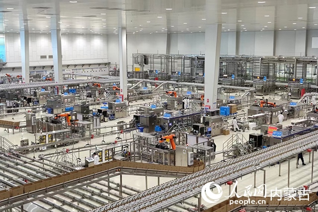 伊利健康谷液態(tài)奶生產(chǎn)基地。人民網(wǎng)記者 趙夢(mèng)月攝