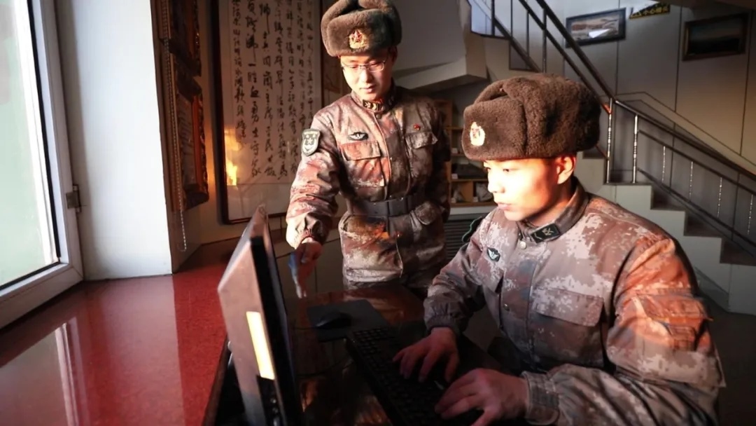 哨所內(nèi)，官兵們熟練操作視頻監(jiān)控系統(tǒng).webp.jpg