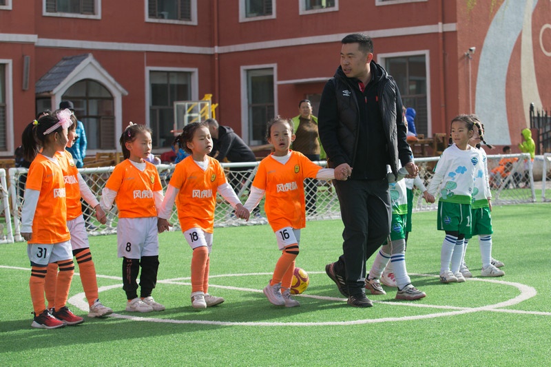 8.趣味比賽結(jié)束后，足球教師武穆帶領(lǐng)孩子們到場邊謝場.jpg