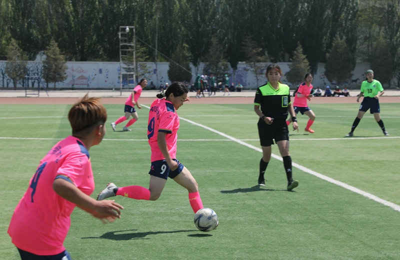 3.大學(xué)生足球聯(lián)賽本科組比賽現(xiàn)場，內(nèi)蒙古民族大學(xué)（粉色）對陣呼和浩特民族學(xué)院.JPG