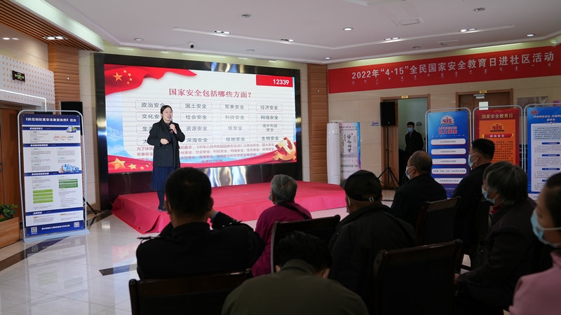 線下聯(lián)合各國家安全委員單位同步開展“國家安全進社區(qū)”活動，現(xiàn)場通過以國家安全知識問答為主線，穿插烏蘭牧騎演出、國家安全宣講、發(fā)放國家安全法律法規(guī)讀本等形式，圍繞什么是國家安全、國家安全包含哪些內(nèi)容、如何維護國家安全等方面，為社區(qū)老百姓開展宣傳宣講，同時作為現(xiàn)場“進社區(qū)”活動與線上直播活動連線，把現(xiàn)場熱烈氣氛帶到網(wǎng)絡(luò)，與大家共同分享。 (4)_副本.jpg