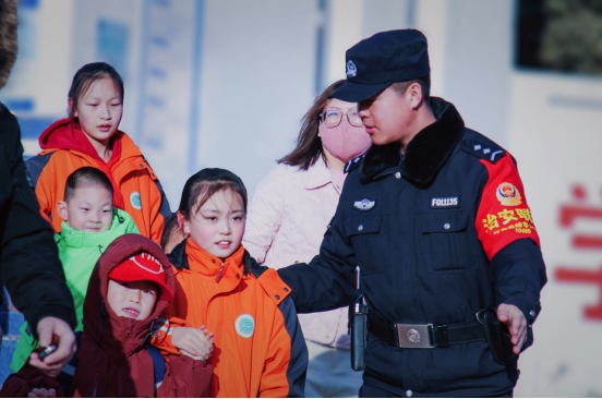 站好“護(hù)學(xué)崗”，守護(hù)“成長路”——南地公安持續(xù)開展護(hù)學(xué)行動494.png