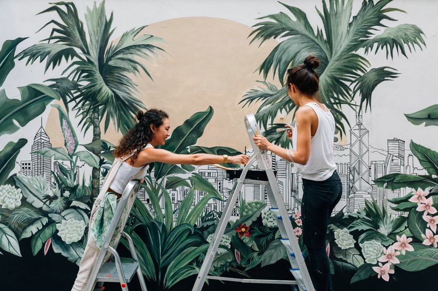 05. 藝術(shù)家梅慧欣、連佩汶與她們創(chuàng)作的壁畫(huà)作品.jpg