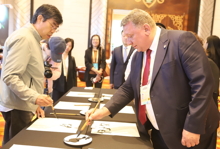 非遺、書法、文創(chuàng)齊亮相！2025年國家重要橋頭堡智庫論壇讓中外嘉賓讀懂北疆文化