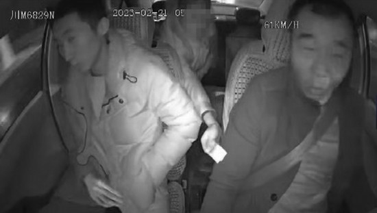 凌晨女子打車到江邊，并掏出百元大鈔給司機稱不用找了。資陽公安供圖